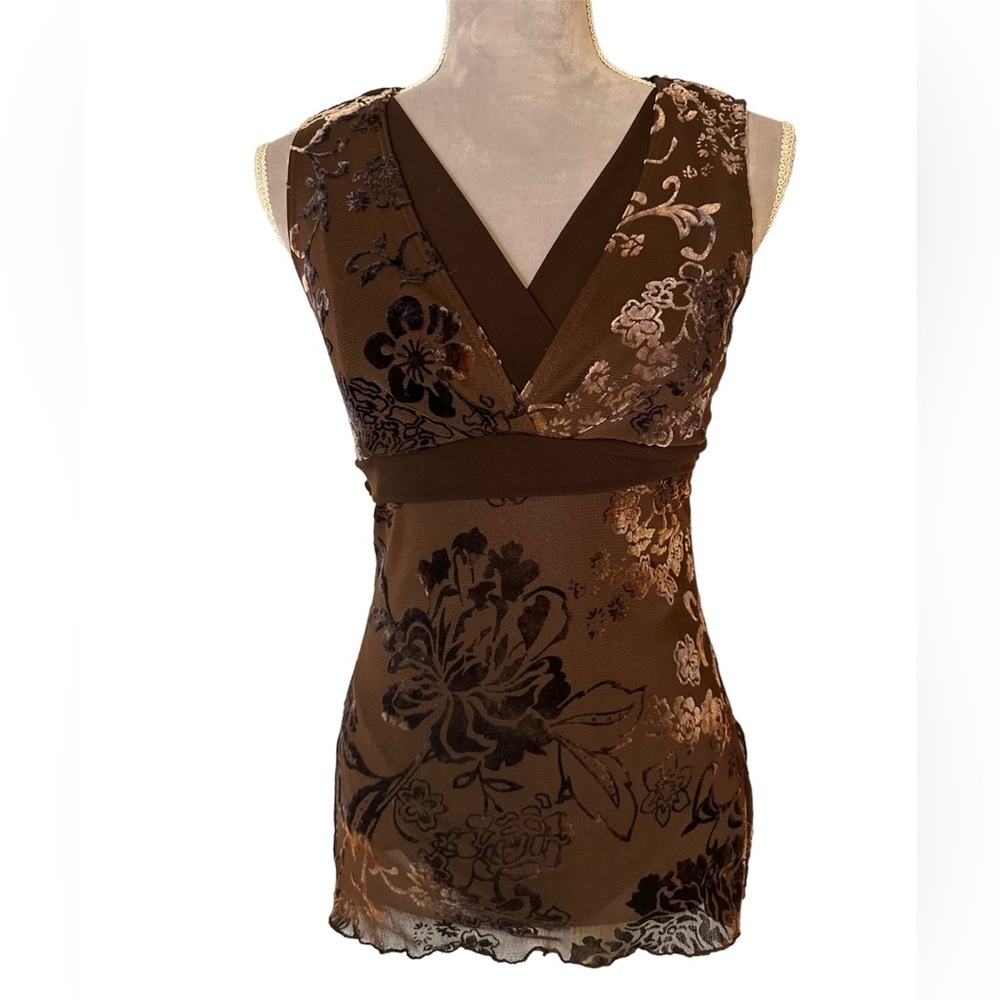 Velvety floral pattern flattering tank with tie in back. V neck. Size M juniors